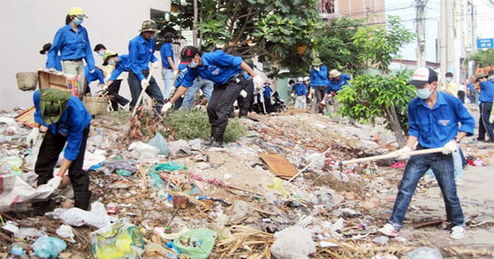 Hình ảnh thanh niên Việt Nam tích cực dọn dẹp, thu gom rác thải.