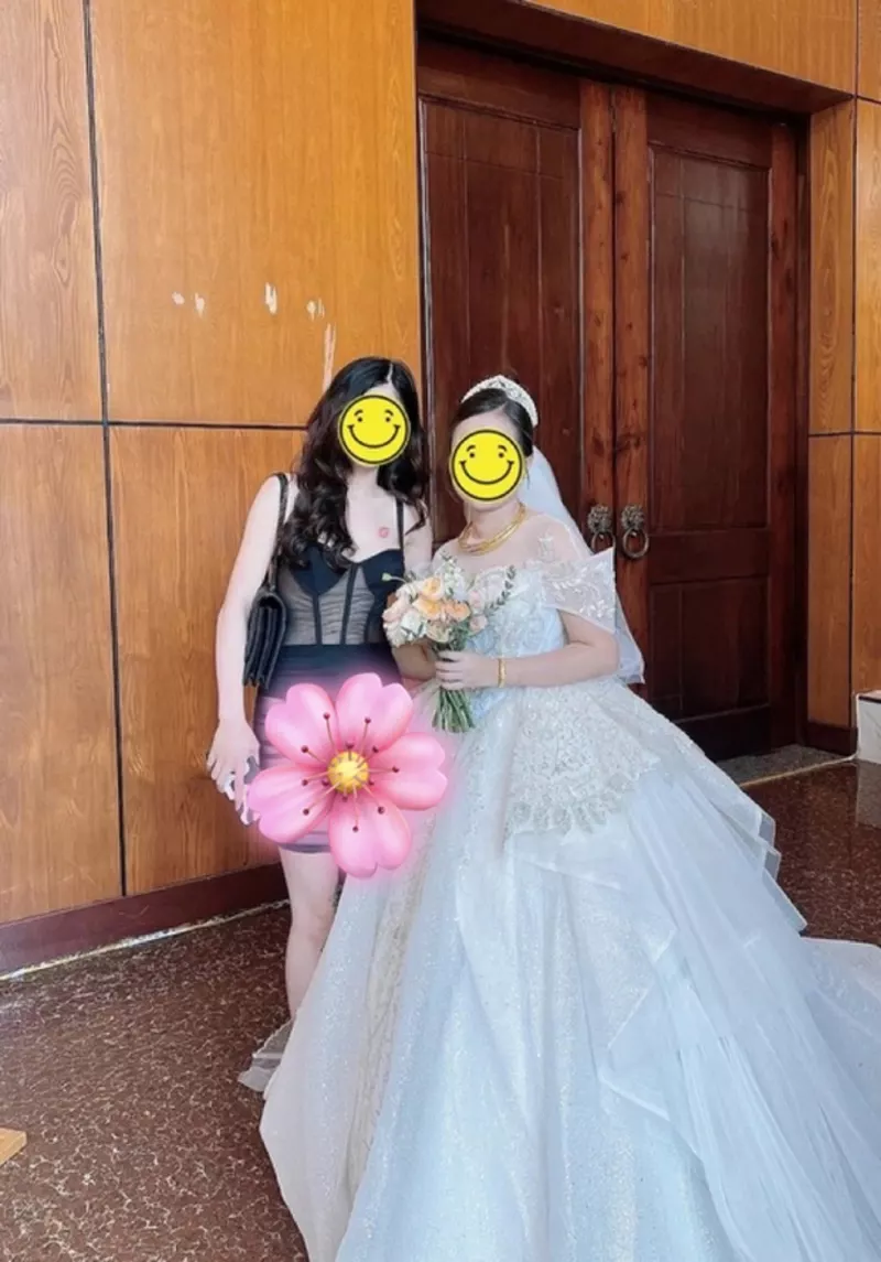 Xuất hiện hình ảnh cô gái diện váy xuyên thấu đến đám cưới, netizen ngán ngẩm: Vô ý thật sự, khổ thân cô dâu!